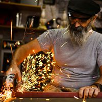 Existe um grupo de pessoas que não está enfrentando dificuldades no mercado de trabalho: as pessoas com mais de 55 anos 