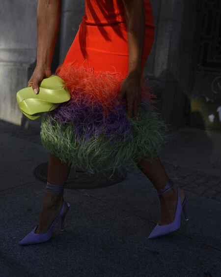 Bolsos de mano a todo color para que los looks de invitada sean originales y rompedores por menos de 30 euros