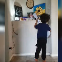 Un niño rinde honor a la memoria de su hermana menor, cantándole "Recuérdame" de la película 'Coco' 