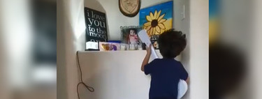 Un niño rinde honor a la memoria de su hermana menor, cantándole "Recuérdame" de la película 'Coco' 
