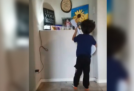 Un niño rinde honor a la memoria de su hermana menor, cantándole "Recuérdame" de la película 'Coco'
