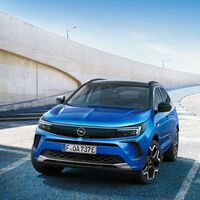 El Opel Grandland es el mismo SUV compacto, pero pierde una X a cambio de una estética más fresca y pantalla curvada panorámica