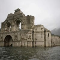 Una iglesia colonial del siglo XVI resurge de entre las aguas de un lago en México