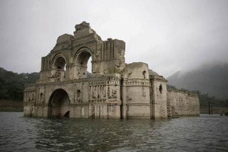 Una iglesia colonial del siglo XVI resurge de entre las aguas de un lago en México