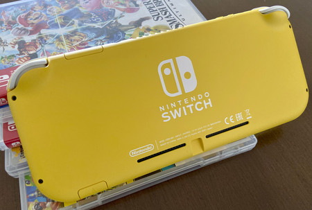 Guía de compra de accesorios para Nintendo Switch Lite: 29 fundas, carcasas, mandos, soportes y tarjetas SD