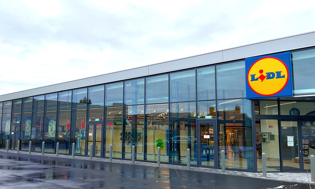 Este banco de madera abatible de Lidl es el mueble ideal para disfrutar del verano en la terraza o jardín 