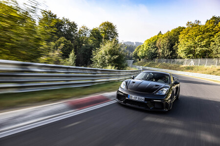 El Porsche 718 Cayman GT4 RS todavía no se ha presentado, pero en este vídeo ya revienta el crono en el Nürburgring