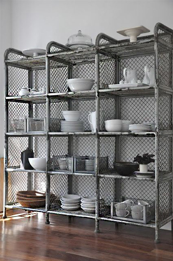 17 ideas de cómo poner estantes de metal en casa