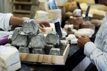 La nueva Quesería Conde Duque, en la calle más artesana de Madrid