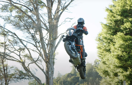 ¡Diabólico! Chris Birch desata todo el potencial de la KTM 1290 Super Adventure R con un vídeo casi imposible