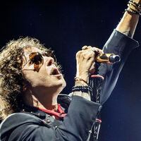 "Todo el p*to concierto con el móvil", Bunbury estalla ante un fan en primera fila y reabre el debate de móviles en los conciertos