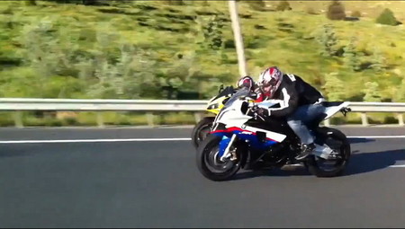 El pique de la semana, un Nissan GT-R contra una BMW S1000RR y una Yamaha YZF-R1
