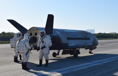 X 37b Otv4 Landed At Kennedy Space Center 170507 O Fh989 001