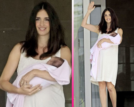 Paz Vega abandona el hospital con su hija Ava