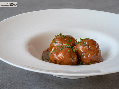 Receta tradicional de albóndigas en salsa española, un clásico tan fácil como resultón