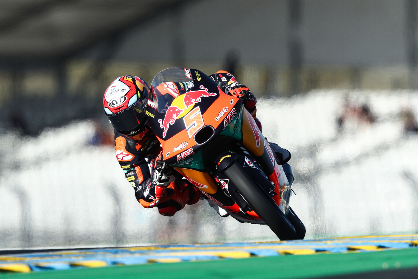 ¡Épico! Jaume Masià le gana el duelo a Ayumu Sasaki en una caótica carrera con lluvia en Le Mans
