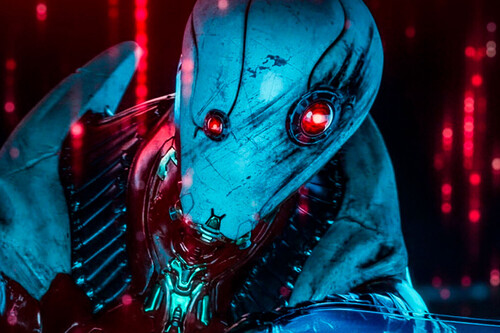 Hoy en Prime Video, un delirio de ciencia ficción que mezcla robots, aliens, viajes en el tiempo y brujos medievales 