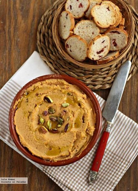 Hummus de pimiento del piquillo y pistachos. Receta de aperitivo