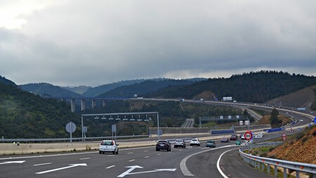 La DGT permite circular legalmente a 150 km/h sin ser un vehículo de emergencias. El secreto: una señal