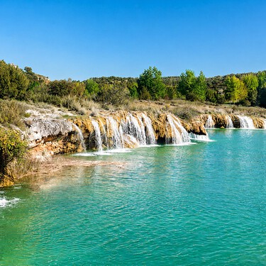 El refugio de muchos madrileños en verano está en este pueblo de Castilla-La Mancha: playas naturales, cascadas y una carne deliciosa 