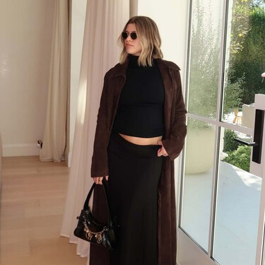 Las nuevas New Balance en color brownie que están desplazando a los botines en los looks más elegantes