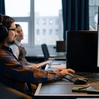 La IA ya empieza a dejar huella en el paro español. Los más expuestos: programadores y diseñadores 