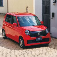 Trump regresa de Japón con una nueva obsesión: quiere mini coches fabricados en EE.UU., aunque no pasen las normas de seguridad locales