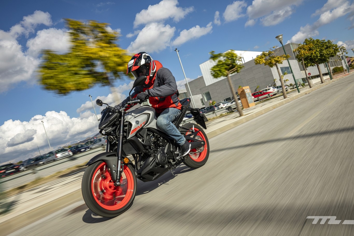Probamos la Yamaha MT-03: estética manga y 42 CV para una de las mejores motos naked del carnet A2