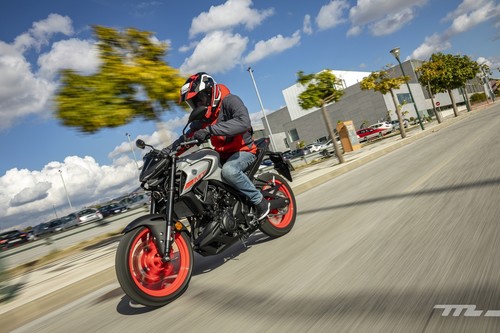 Probamos la Yamaha MT-03: estética manga y 42 CV para una de las mejores motos naked del carnet A2