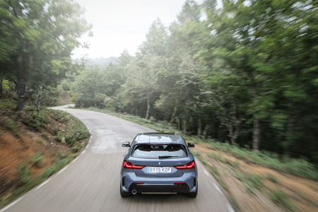 BMW Serie 1 2020 trasera en carretera