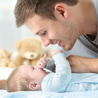 Permiso de paternidad: a partir del 1 de enero los padres disfrutarán de 12 semanas de baja remunerada