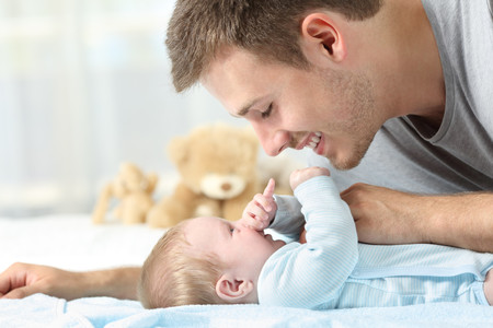 Permiso de paternidad: a partir del 1 de enero los padres disfrutarán de 12 semanas de baja remunerada