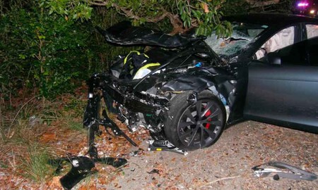 Tesla Model S accidentado