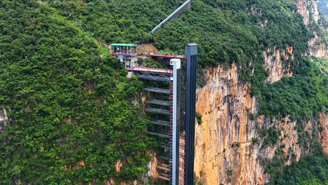 En China, un ascensor de cristal de casi 300 metros evita a los niños un camino larguísimo para ir cada día al colegio