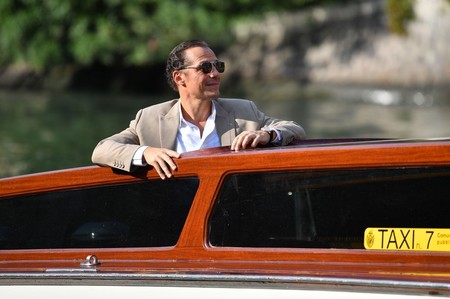 El tan suit es el look para lucir en los últimos destellos de verano (y en el Festival de Venecia)