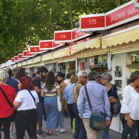 El cierre de la Feria del Libro de Madrid por calor es el último de un largo historial de conflictos con el Ayuntamiento
