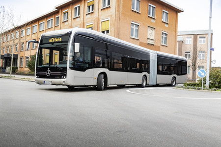 El Mercedes-Benz eCitaro G es el nuevo autobús eléctrico de la estrella y promete ser el primero con baterías en estado sólido