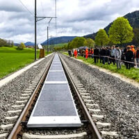 Suiza ha instalado la primera planta solar ferroviaria del mundo. Un año después, su éxito es tal que Francia ya está interesada en ella 