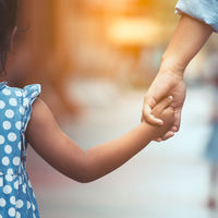 Sanidad estudiará que los niños españoles puedan salir a la calle a dar paseos cortos