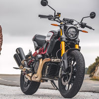 La Indian FTR1200 Carbon mantiene los 121 CV, es más premium y está repleta de fibra de carbono, por 17.990 euros