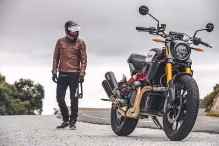 La Indian FTR1200 Carbon mantiene los 121 CV, es más premium y está repleta de fibra de carbono, por 17.990 euros