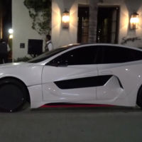 Mira lo que will.i.am le ha hecho a este pobre Tesla Model S