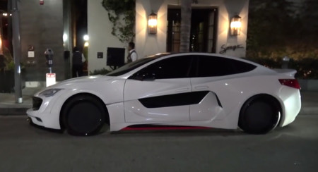 Mira lo que will.i.am le ha hecho a este pobre Tesla Model S