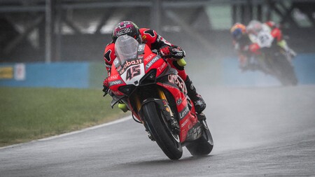 Scott Redding se reivindica bajo para lluvia para posponer el título de Jonathan Rea hasta Estoril