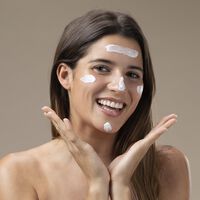 La regla de los dos dedos para la crema solar no falla, pero esta experta la ha llevado al siguiente nivel 