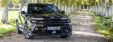 Probamos el nuevo Hyundai Kona híbrido: un SUV que gana poco por fuera pero mucho por dentro
