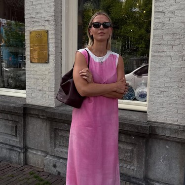 Adidas lanza sus nuevas zapatillas plateadas y se convierten en las más vanguardistas y cool para los looks de oficina