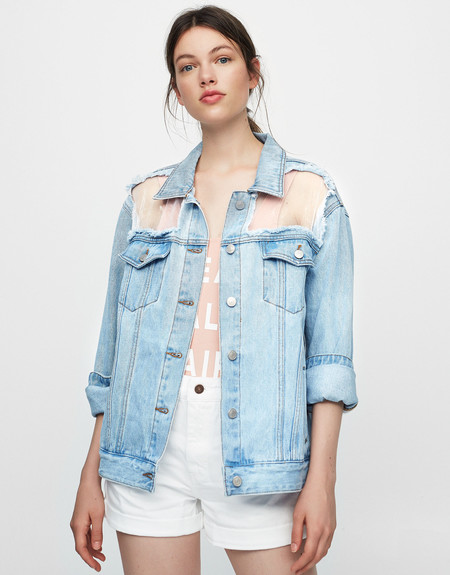 50% de descuento en la cazadora vaquera cut out de Pull & Bear: ahora sólo 17,99 euros