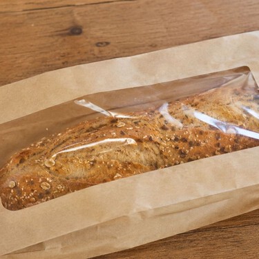Parece papel, pero no siempre lo es: el error que muchos cometen al tirar las bolsas de pan al reciclaje 