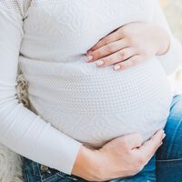 Qué dice la ciencia sobre tener un hijo a los 48 años 